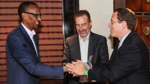 Hand-shake-President-Paul-Kagame-Yosef-Abramowitz-305x172